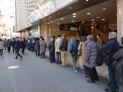 新橋駅烏森口ラッキーセンターで年末ジャンボ宝くじを買う人の長い行列