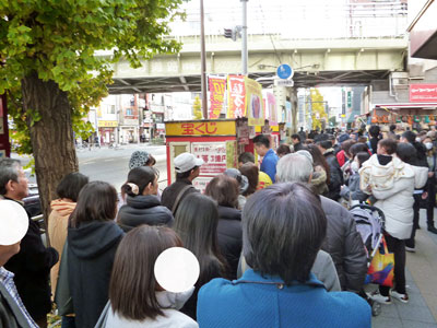 浅草橋駅東口駅前では多くのお客さんで宝くじ売場は大混雑の様子です