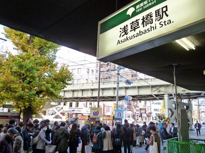 浅草橋駅東口駅前では多くのお客さんで宝くじ売場は大混雑の様子です