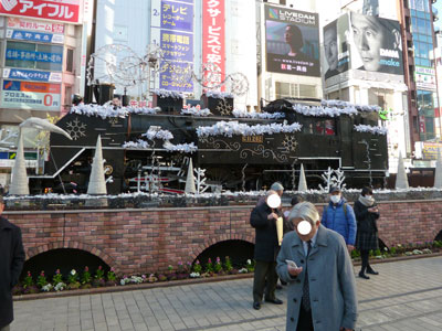 新橋駅SL広場に鎮座する雪化粧をした蒸気機関車