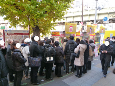 凄い数のお客さんで大行列が発生中の浅草橋駅東口秀じい売場