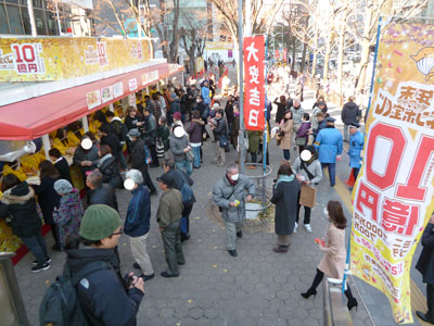 多くの浪速のお客さんで大混雑している大阪駅前第4ビル特設売場