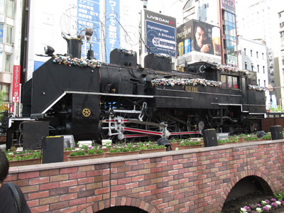新橋駅SL広場には雪化粧をした蒸気機関車が鎮座してます